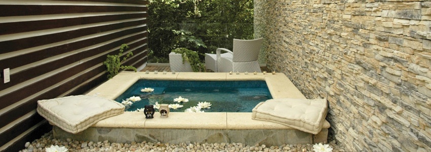 11-outdoor-spa-accent-wall.jpg